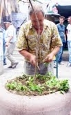 SOKAKLARA SEVABINA FESLEĞEN DİKİYOR