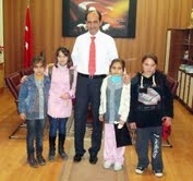 MİNİK ÖĞRENCİLERDEN KAYMAKAM’A YENİ YIL ZİYARETİ