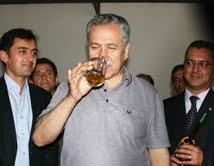 BÜLENT ARINÇ ZEYTİNYAĞI İÇTİ