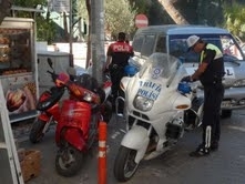 POLİS PLAKASIZ YENİ MOTORLARI YAKALADI 