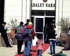 EDREMİT'TE 2 ÇOCUKLU KADININ ÇANTASINDAN 5 KİLO ESRAR ÇIKTI
