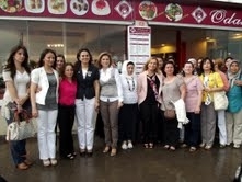DİKTİKLERİ ELBİSELERİN MANKENLİĞİNİ YAPTILAR