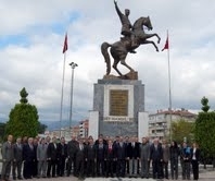EDREMİT’TE ÖĞRETMENLER ATATÜRK’ÜN HUZURUNDAYDI