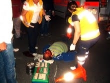 MOTOSİKLETTEN DÜŞEN SÜRÜCÜ UZUN SÜRE AMBULANS BEKLEDİ
