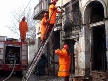 MANGAL YAKARKEN BİNAYI YAKTILAR