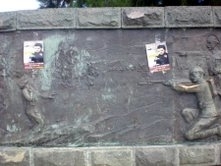 AYVALIK MEYDANINDAKİ ANITA SAYGISIZLIK