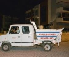 AYVALIK BELEDİYESİNDEN SİNEKLE ARALIKSIZ MÜCADELE