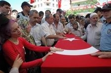 BALIKESİR ŞEHİDİNİ BAĞRINA BASTI
