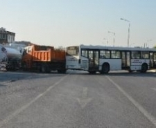 Kışlanın Yolu Itfaiye, Iş Makinesi Ve Kepçe Ile Kesildi
