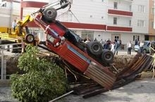 KAMYON İNŞAATIN TEMELİNE DÜŞTÜ