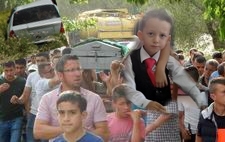 DÜĞÜNE GİDERKEN ARACIN CAMINDAN UÇTU