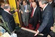 İZMİR'DE EDREMİT STANDINA BAKAN İLGİSİ