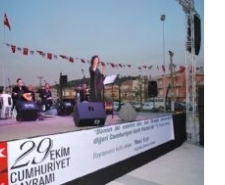"TRT SANATÇISI MELDA DUYGULU KÜÇÜKKÖY'Ü SALLADI"