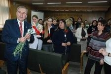 EDREMİT BELEDİYE BAŞKANI TUNCAY KILIÇ, KARANFİL DAĞITTI