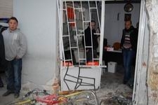 HAVRAN’DA BİR ARAÇ İNTERNET KAFEYE GİRDİ: 3 YARALI
