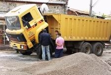 EDREMİT'TE İŞ KAMYONUNDA ÇIKAN YANGINI, VATANDAŞLAR SÖNDÜRDÜ