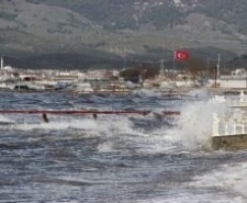 Edremit Körfezi'nde Dev Dalgalar Sahilleri Dövüyor