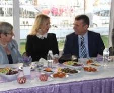 PROF. DR. CANAN KARATAY: “ZEYTİNYAĞI ANNE SÜTÜNÜN AYNISIDIR”