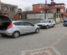 Edremit’te uyuşturucudan ölümlerin artması üzerine mahalle polis ablukasına alındı