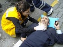 EDREMİT'TE YOLDA YÜRÜYEN YAYAYA ARAÇ AYNASI ÇARPTI