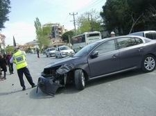 MOTOSİKLET ARAÇLA ÇARPIŞTI: 1 AĞIR YARALI