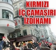 İstiklal'de kırmızı iç çamaşırı izdihamı
