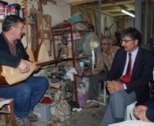 KAYMAKAMA ŞARKI SÖYLEDİ
