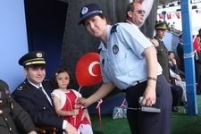EDREMİT'TE BELEDİYE'DEN HALKA BAYRAK VE BALON