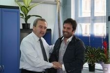 EDREMİT'TE BEYEFENDİ SANATÇIYA SEVGİ SELİ