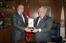 BAKKALLAR ODASI’NDAN ESNAF DOSTU BAŞKANA PLAKET