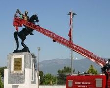 GİTTİ ŞAPKA, GELDİ KALPAK