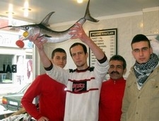 9 KİLOLUK KILIÇ BALIKÇILARI UĞRAŞTIRDI