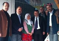 TELEVİZYONCULARI KABUL ETMEYEN ÜMMÜYE TEYZE AK PARTİ'Lİ VEKİLE KAPILARINI AÇTI