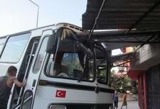 EDREMİT’TE FRENİ BOŞALAN OTOBÜS İŞ MERKEZİNE GİRDİ