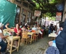 AYVALIK’TA LİMONATA, KORUK SUYU VE BÖĞÜRTLEN YOK SATIYOR
