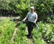 İŞÇİ EMEKLİSİ BAHÇESİNİ RÜZGAR GÜLÜ İLE SULUYOR