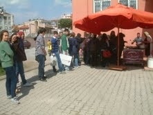 ÖĞRETMEN VE ARKADAŞLARINI UNUTMADILAR