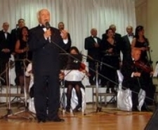 83’LÜK ŞARKICI SAHNEYE ÇIKTI