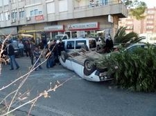 EDREMİT’TE 16 YAŞINDAKİ SÜRÜCÜ TRAFİĞİ ALT ÜST ETTİ