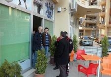 ATILDIĞI İNTERNET KAFENİN CAMLARINI KIRDI