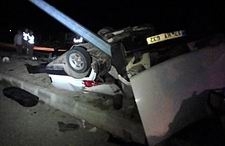 DİREĞE ÇARPAN ARAÇ İKİYE BÖLÜNDÜ: 1 ÖLÜ