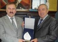 EDREMİT BAKKALLAR ODASI'NDAN BAŞKAN KILIÇ'A ŞÜKRAN PLAKETİ