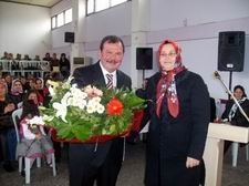 HAVRAN’DA BAŞKAN EŞİNE GÜL VERDİ, “HAYAT BOYU GÜLÜMSÜN”DEDİ