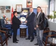 VAKIFTAN BAŞKANA ANLAMLI PLAKET