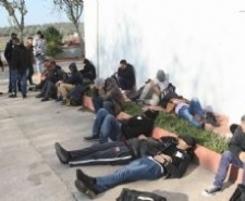 YUNANLILAR YİNE DENİZİN ORTASINDA BIRAKTILAR