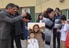 EDREMİT’TE ÖĞRENCİLERİN GEÇİKMELİ MADALYA SEVİNCİ