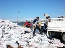 AYVALIK’TA KÖMÜR DAĞITIMINA BAŞLANDI