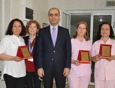 EDREMİT’TE HEMŞİRELER PLAKET İLE ONURLANDIRILDI