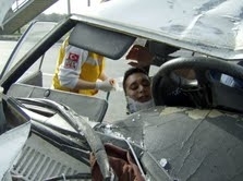 EDREMİT’TE OTOMOBİL ÜST GEÇİDE ÇARPTI: 1 YARALI