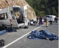 Mültecileri Taşıyan Minibüs İstinat Duvarına Çarptı: